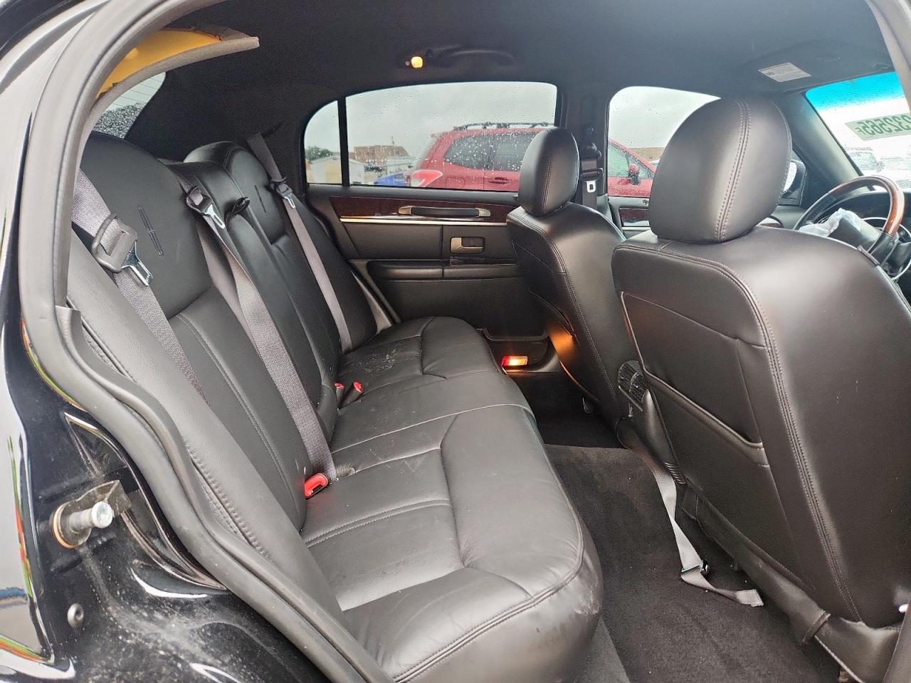 2009 Lincoln Town Car Signature Limited VIN: 2LNHM82V19X610823 Lot: 60232565