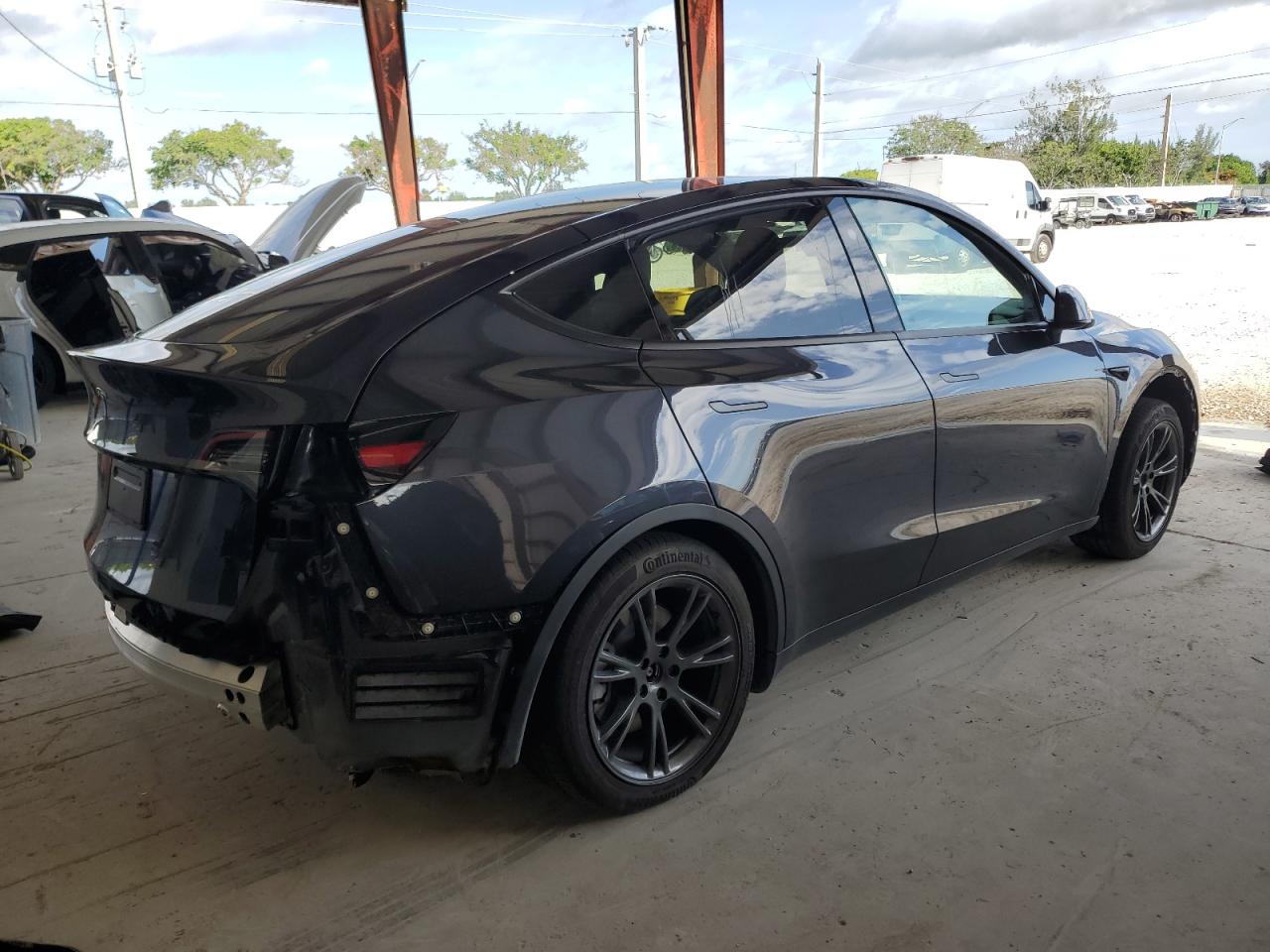 TESLA MODEL Y 2024 VIN 7SAYGDED4RF102968 фото 3