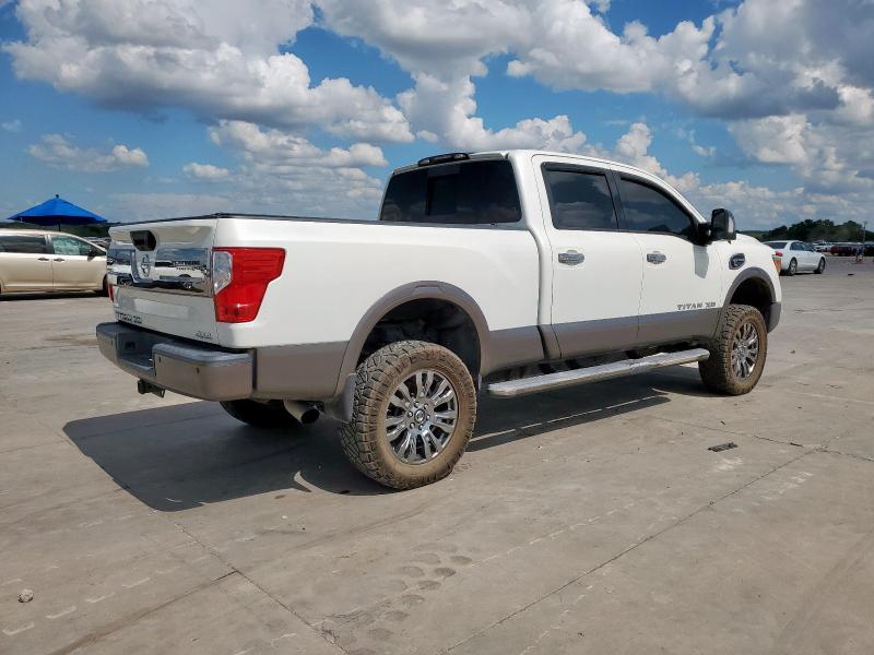 Pickups NISSAN TITAN 2016 Biały