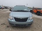 2005 Chrysler Town & Country Touring zu verkaufen in Indianapolis, IN - Side