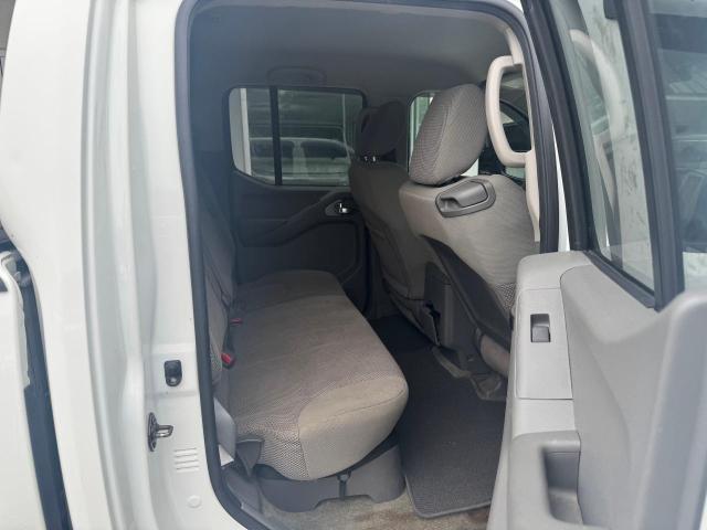 Pickups NISSAN FRONTIER 2013 Biały
