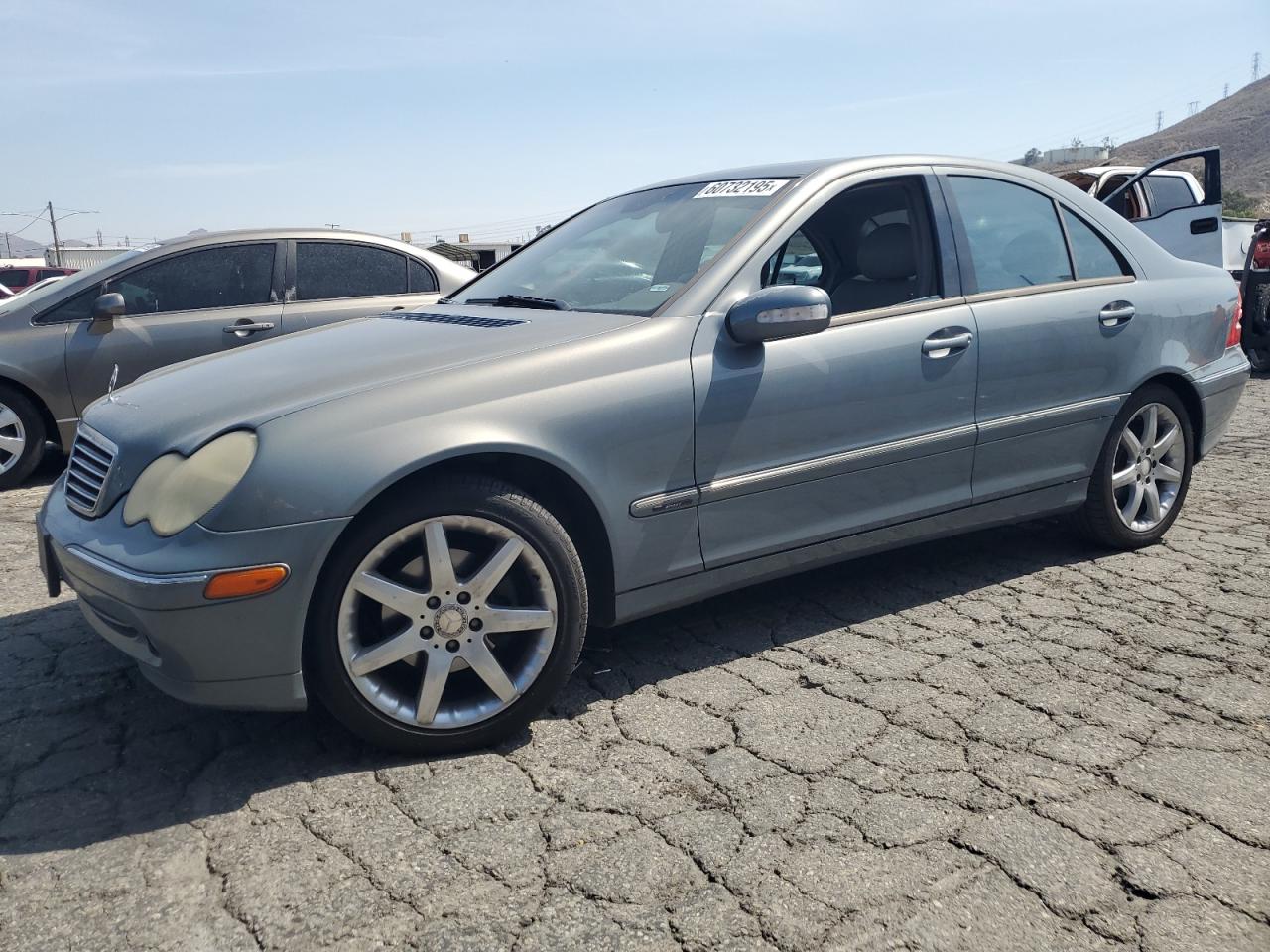 2004 Mercedes-Benz C 230K Sport Sedan იყიდება Colton-ში, CA - Minor Dent/Scratches