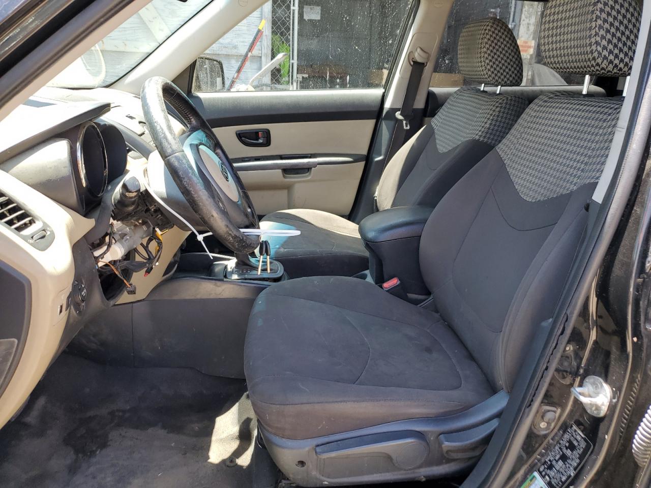 2011 Kia Soul + VIN: KNDJT2A22B7736701 Lot: 62611105