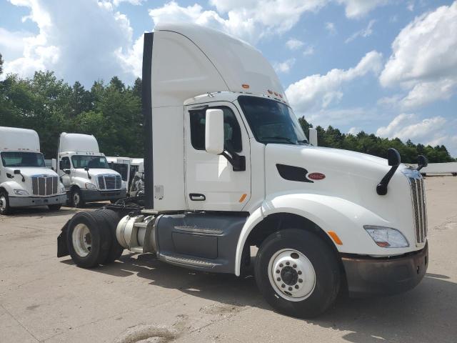 2017 Peterbilt 579 Semi Truck