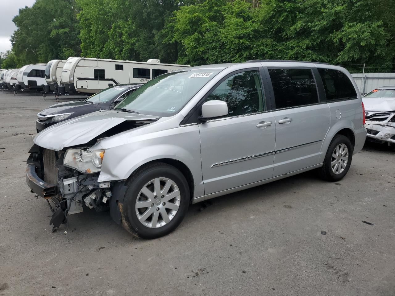 2011 Chrysler Town & Country Touring L продається в Glassboro, NJ - Front End