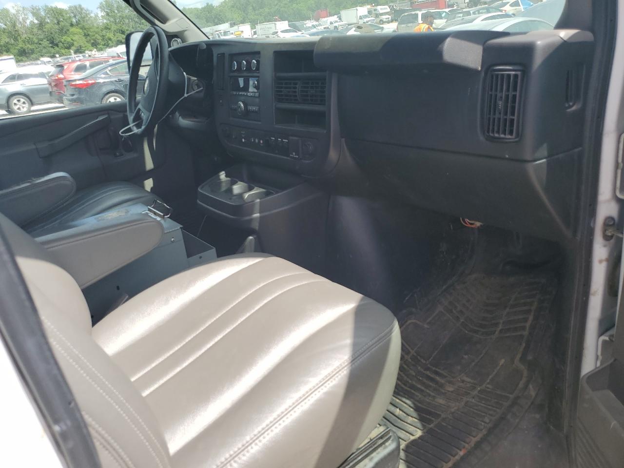 CHEVROLET EXPRESS 2018 VIN 1GCWGAFP8J1180209 zdjęcie 8
