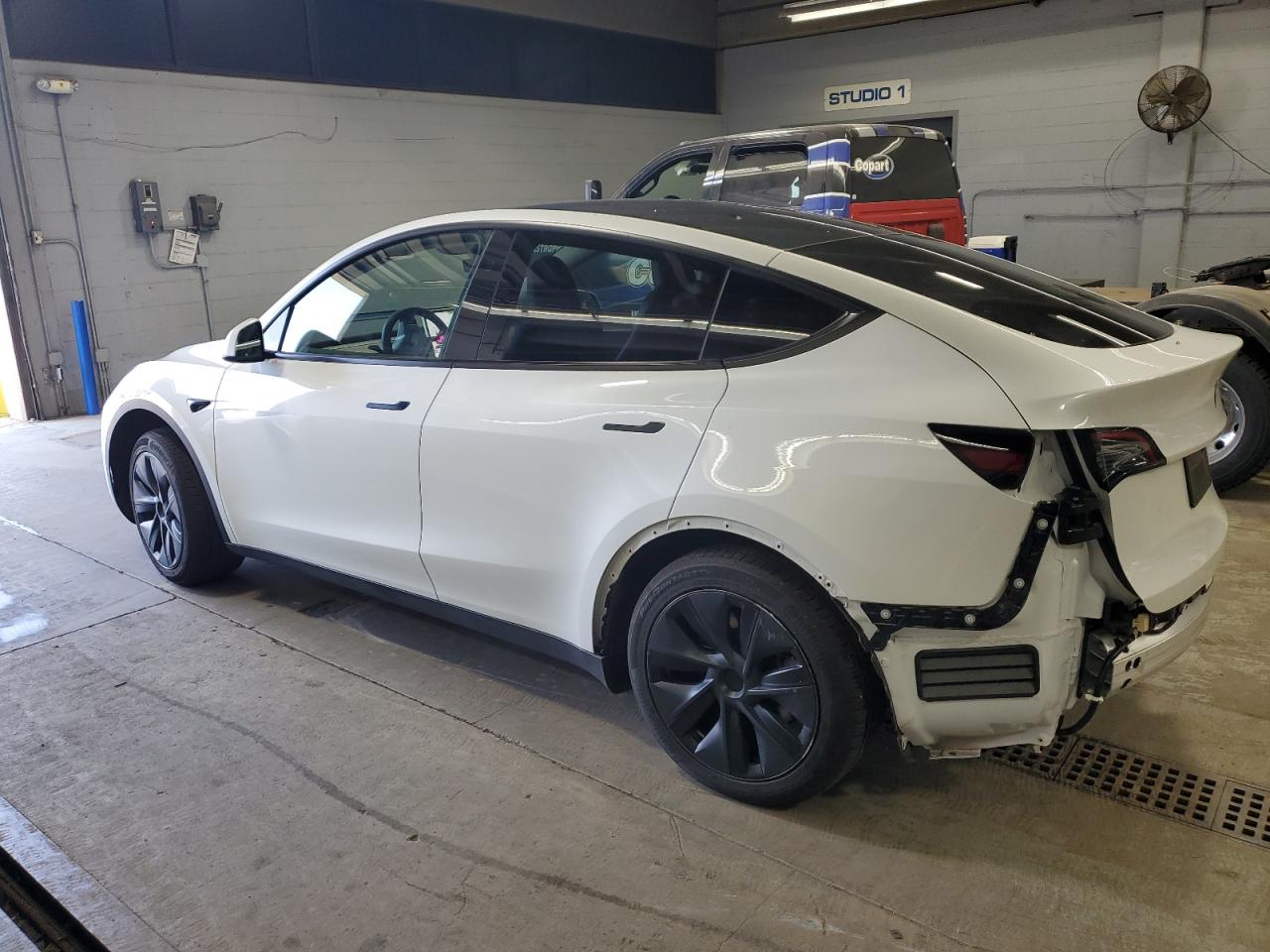 TESLA MODEL Y 2024 VIN 7SAYGDEDXRF210303 фото 2