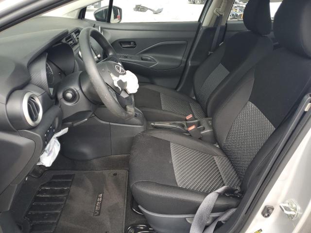 NISSAN VERSA 2024 Srebrny