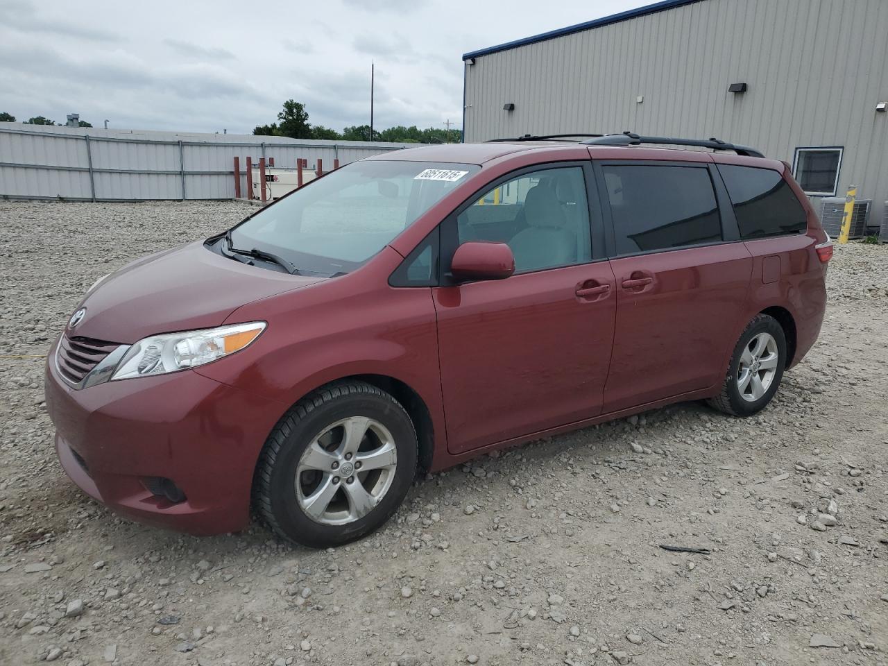 2016 Toyota Sienna Le на продаже в Appleton, WI - Side