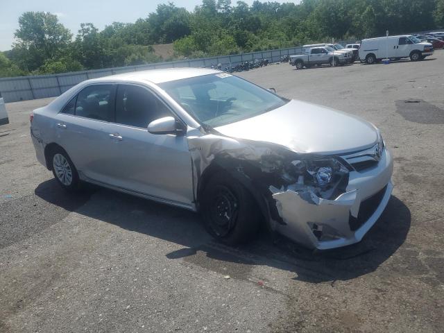 Sedans TOYOTA CAMRY 2014 Srebrny