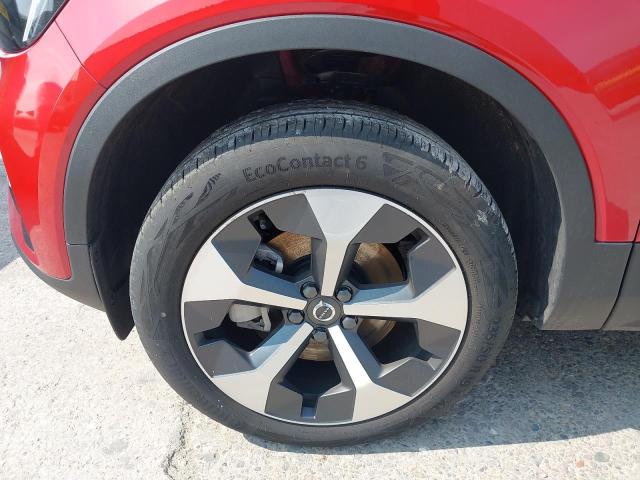 2025 VOLVO XC40 + B4
