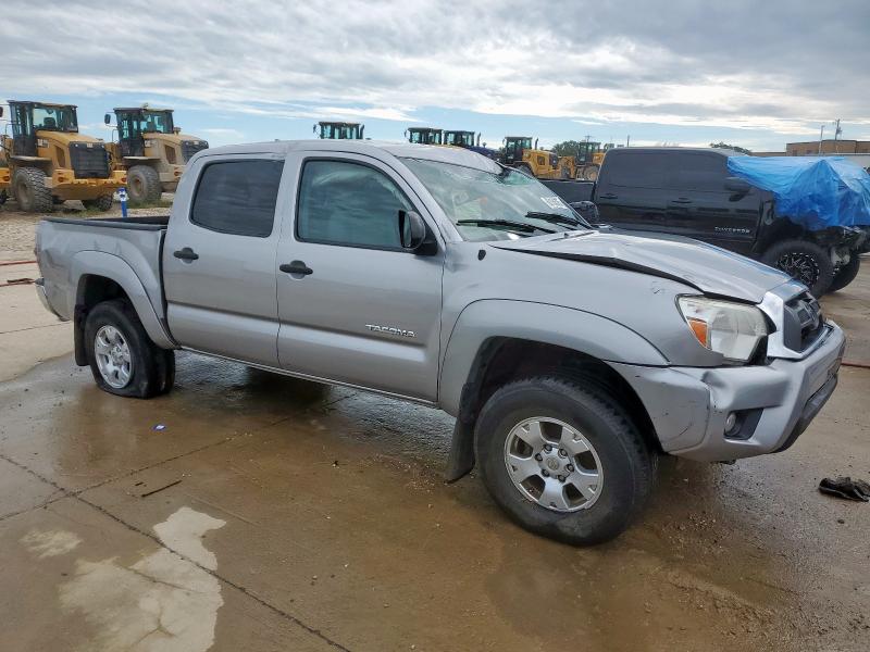  TOYOTA TACOMA 2015 Сріблястий