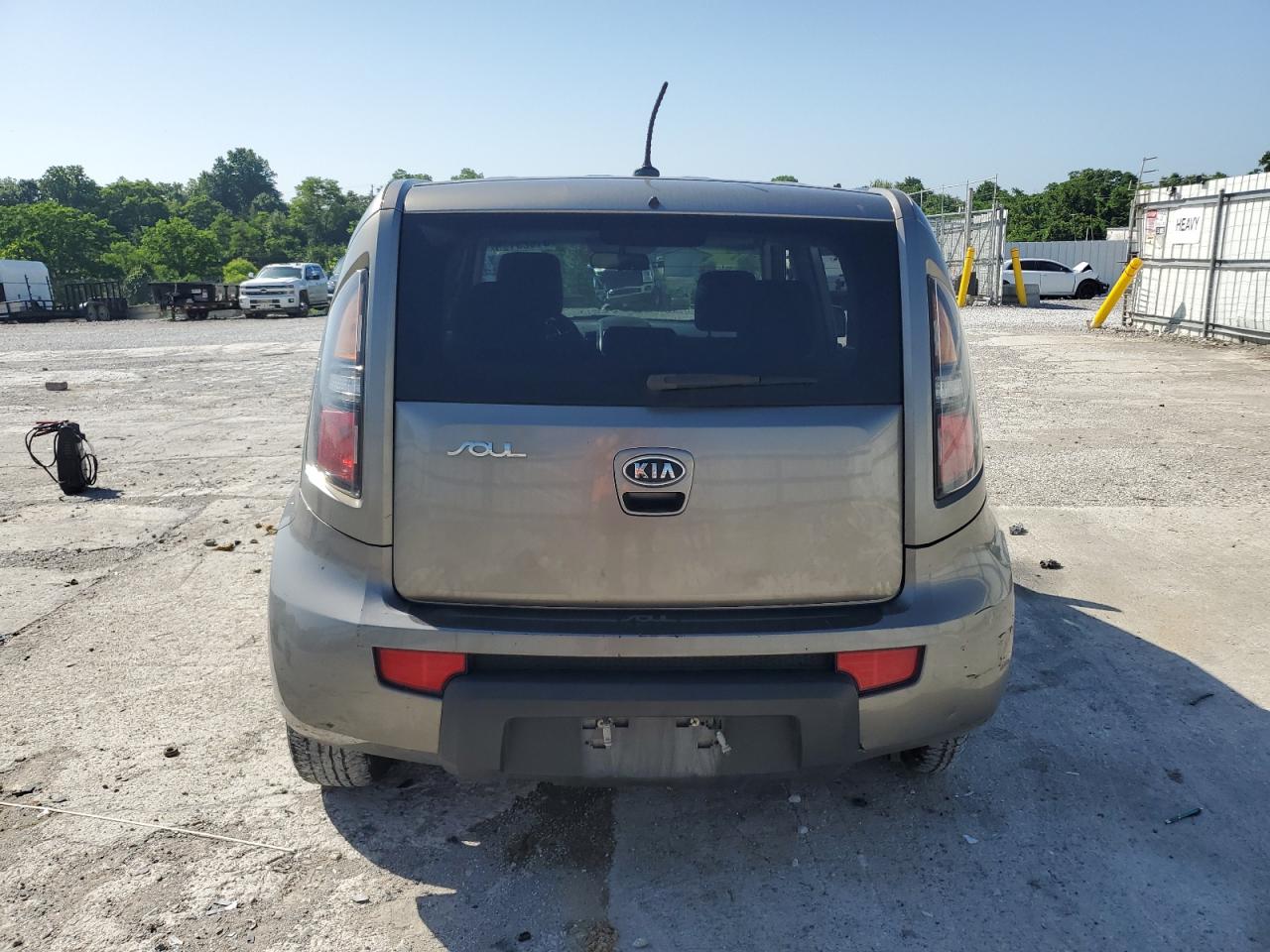 2011 Kia Soul + VIN: KNDJT2A23B7226177 Lot: 61825195