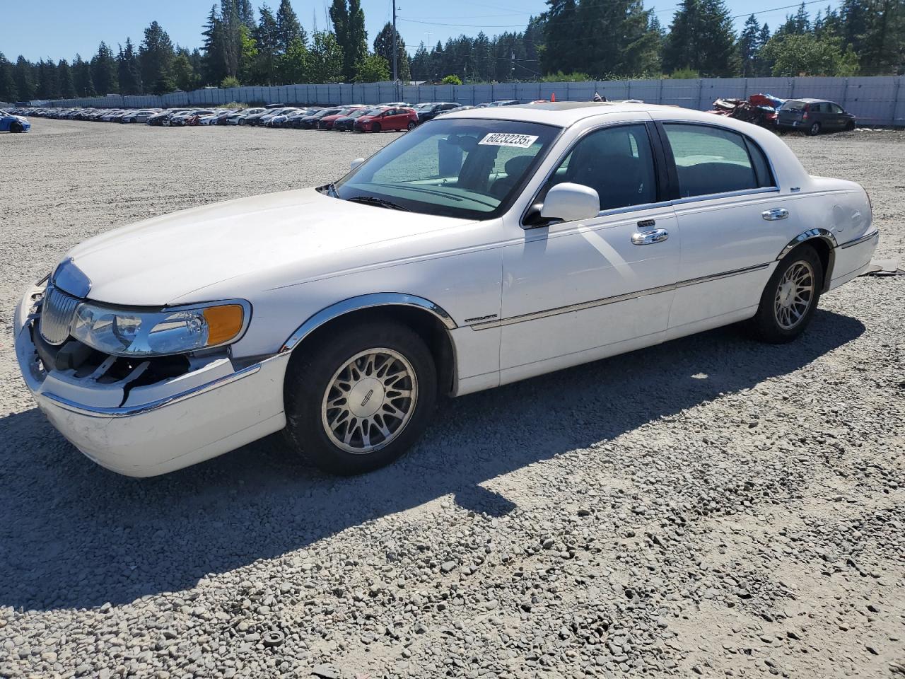 2001 Lincoln Town Car Signature for Sale in Graham, WA - Front End