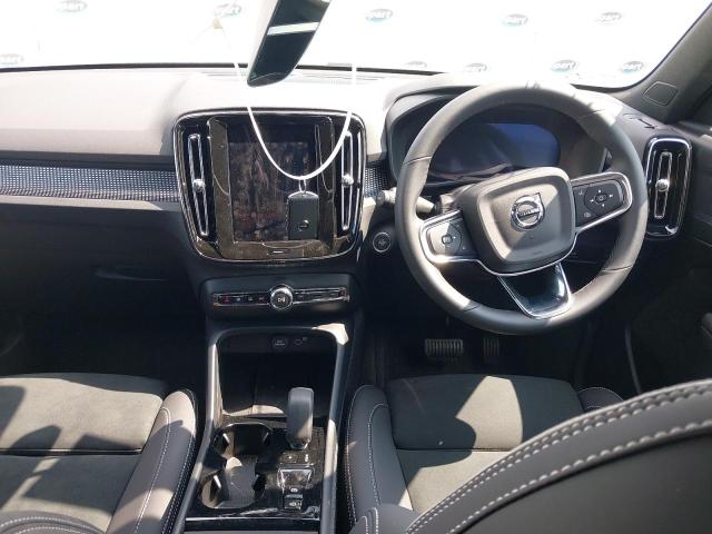 2025 VOLVO XC40 + B4