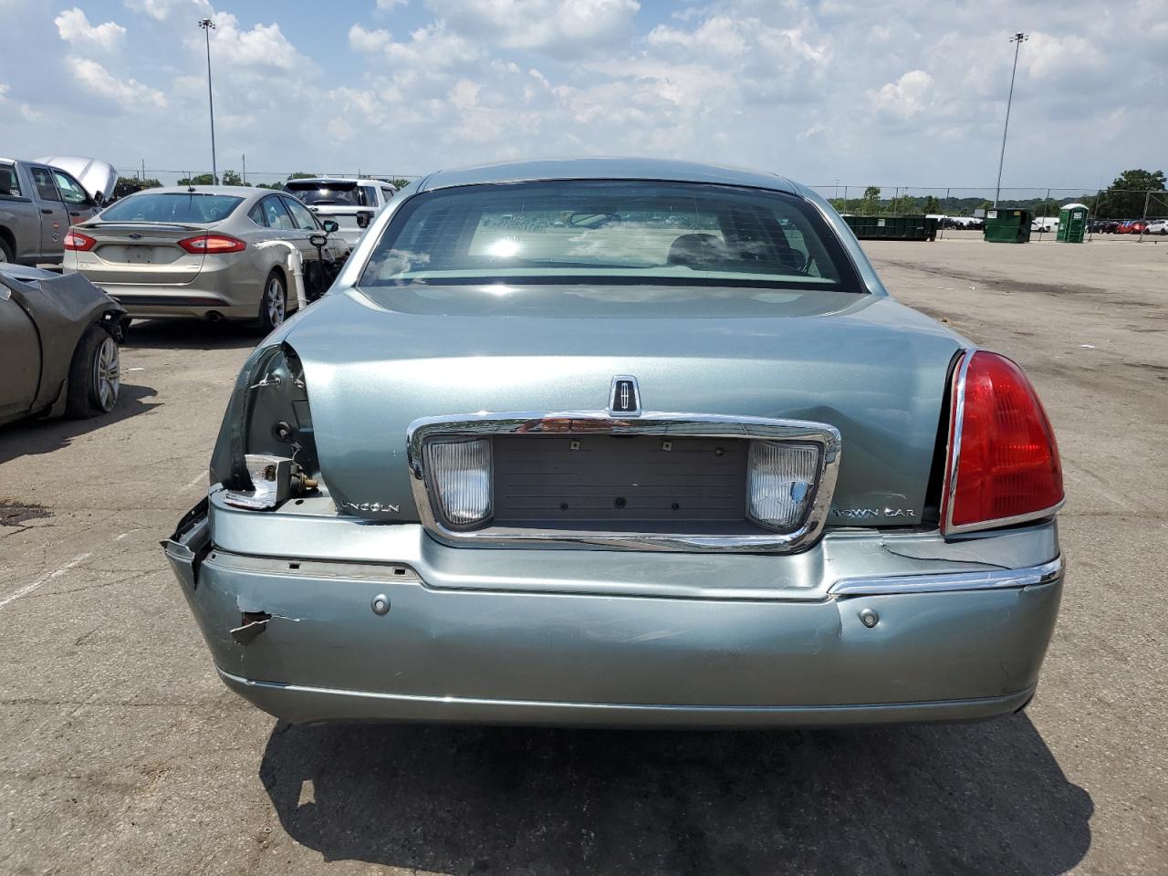 2005 Lincoln Town Car Signature Limited VIN: 1LNHM82W35Y616965 Lot: 61738615