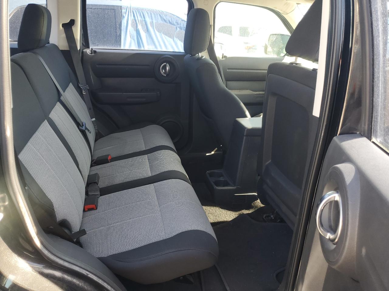 2009 Dodge Nitro - Image 11