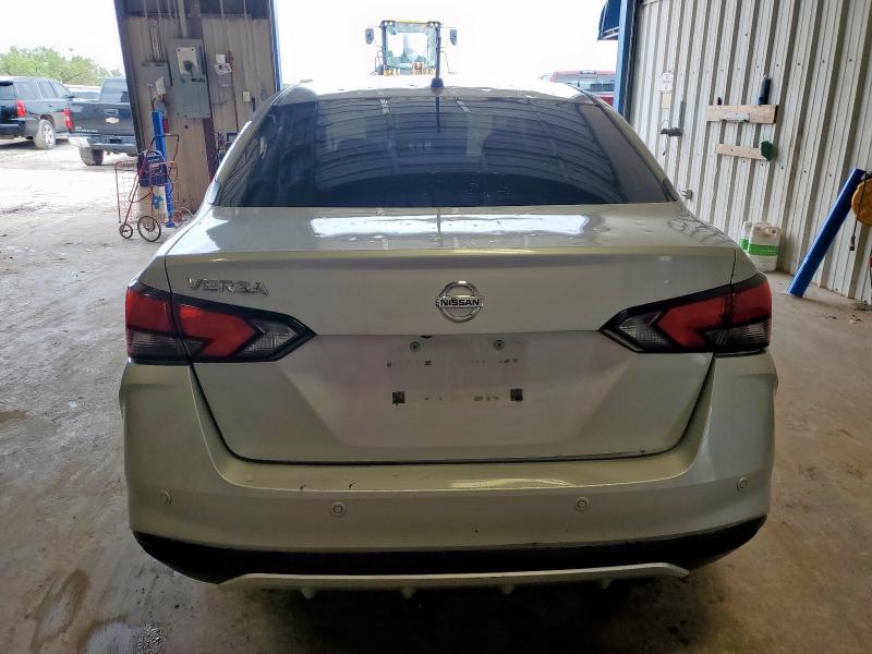  NISSAN VERSA 2020 Srebrny