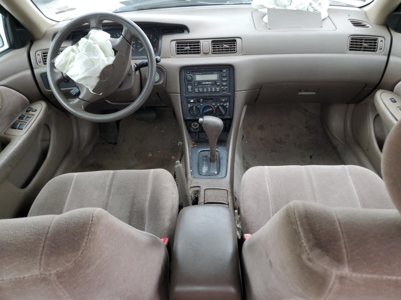 1999 Toyota Camry Le VIN: JT2BG28K8X0325620 Lot: 61139055