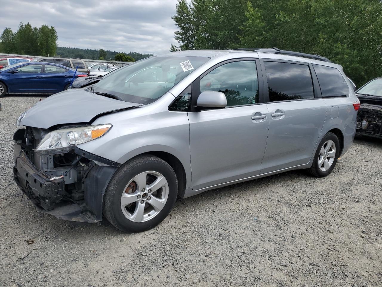 2016 Toyota Sienna Le للبيع في Arlington، WA - Front End
