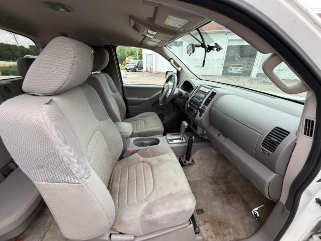 Pickups NISSAN FRONTIER 2016 Biały