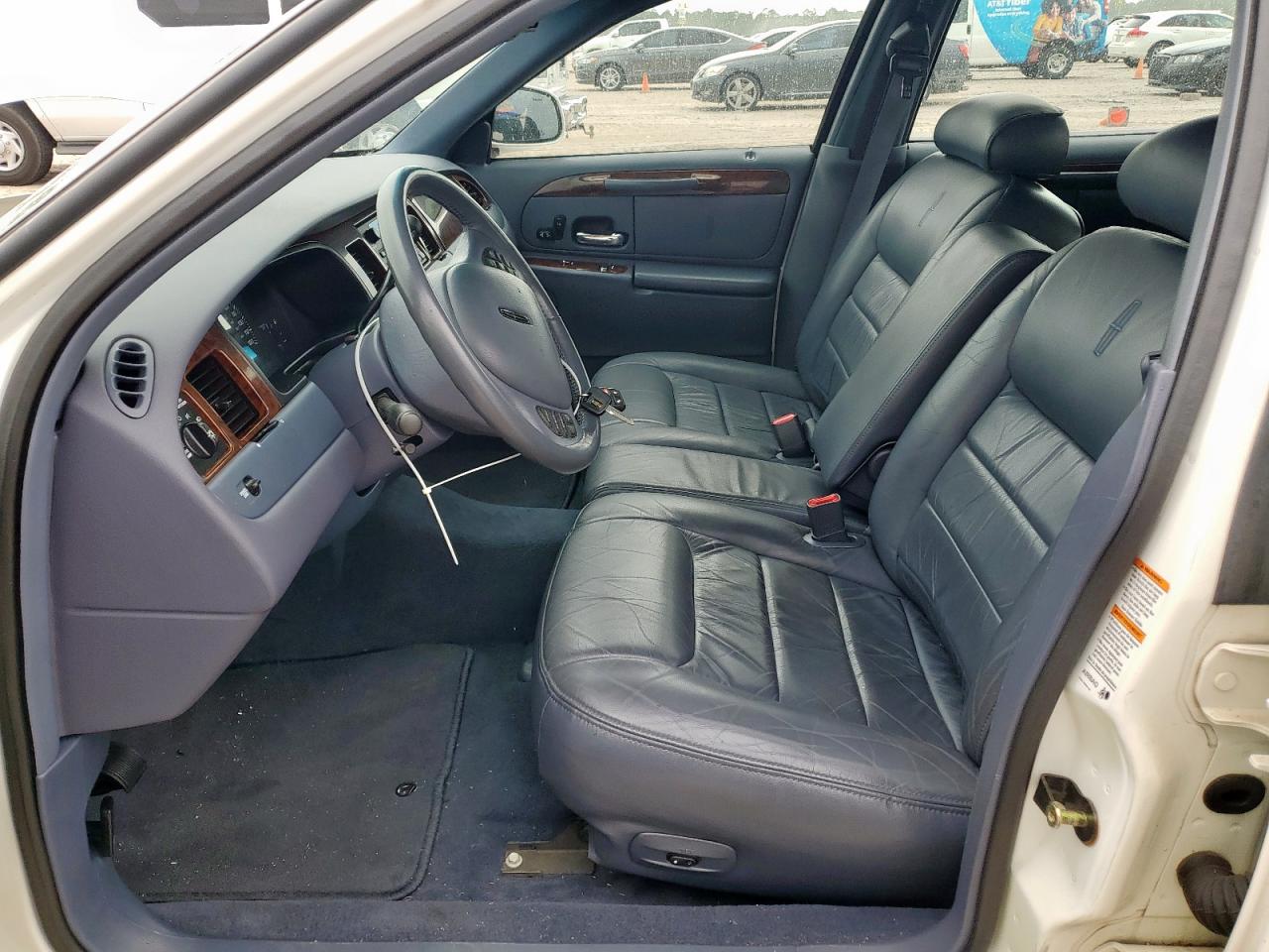 2000 Lincoln Town Car Signature VIN: 1LNHM82W6YY806621 Lot: 62130835
