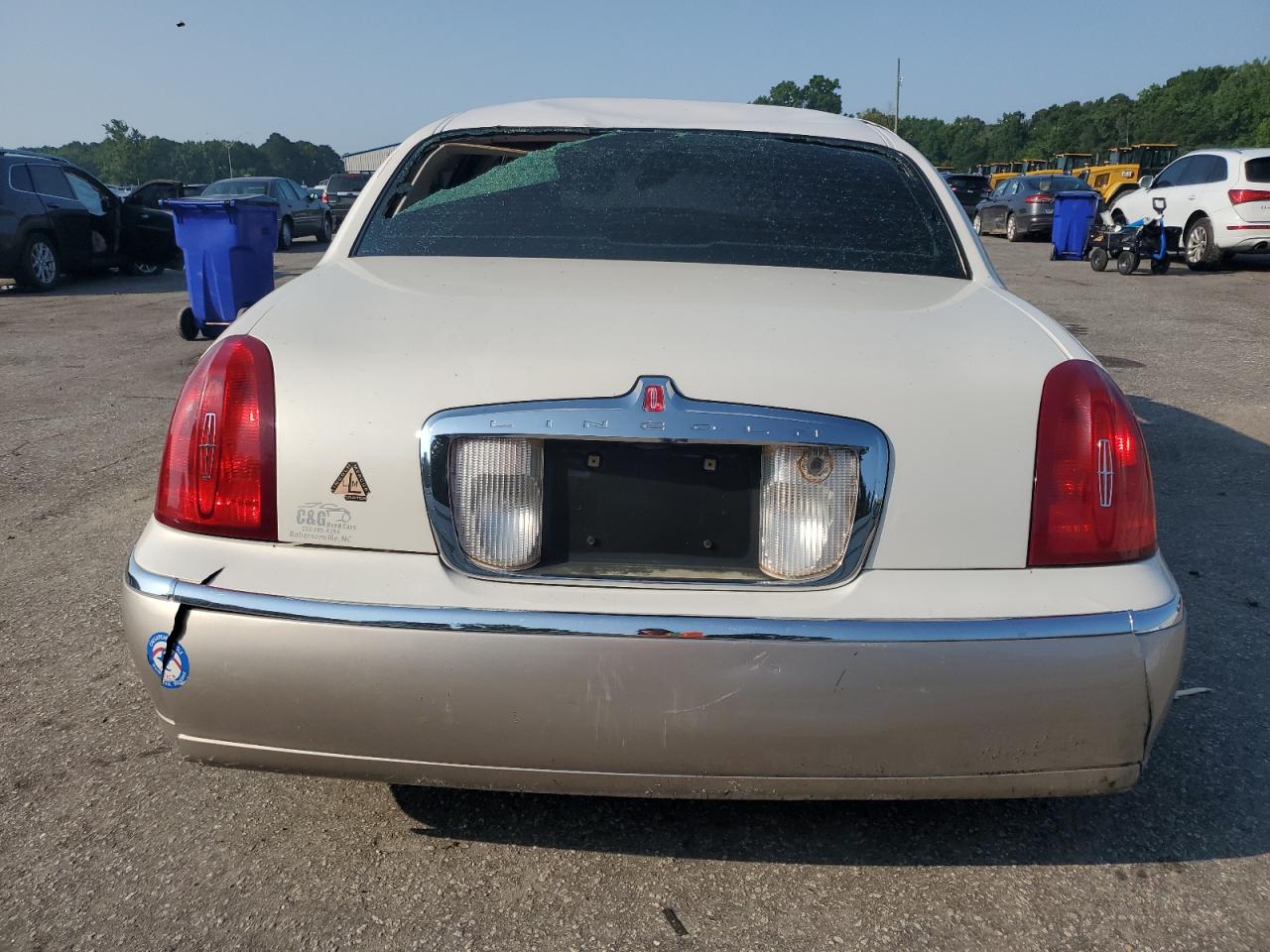2000 Lincoln Town Car Signature VIN: 1LNHM82W1YY928917 Lot: 61436125