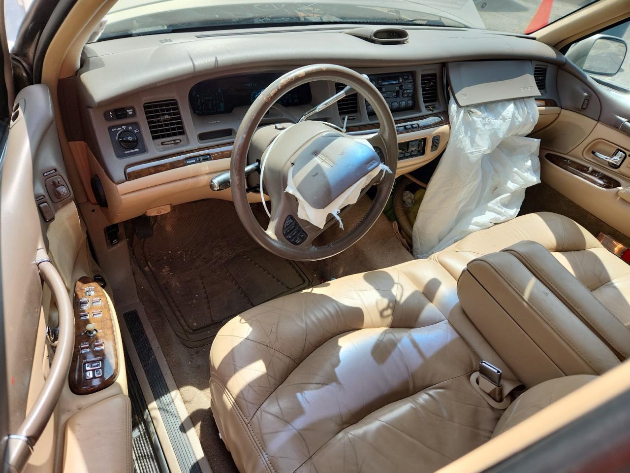 1997 Lincoln Town Car Signature VIN: 1LNLM82W2VY735147 Lot: 62588415