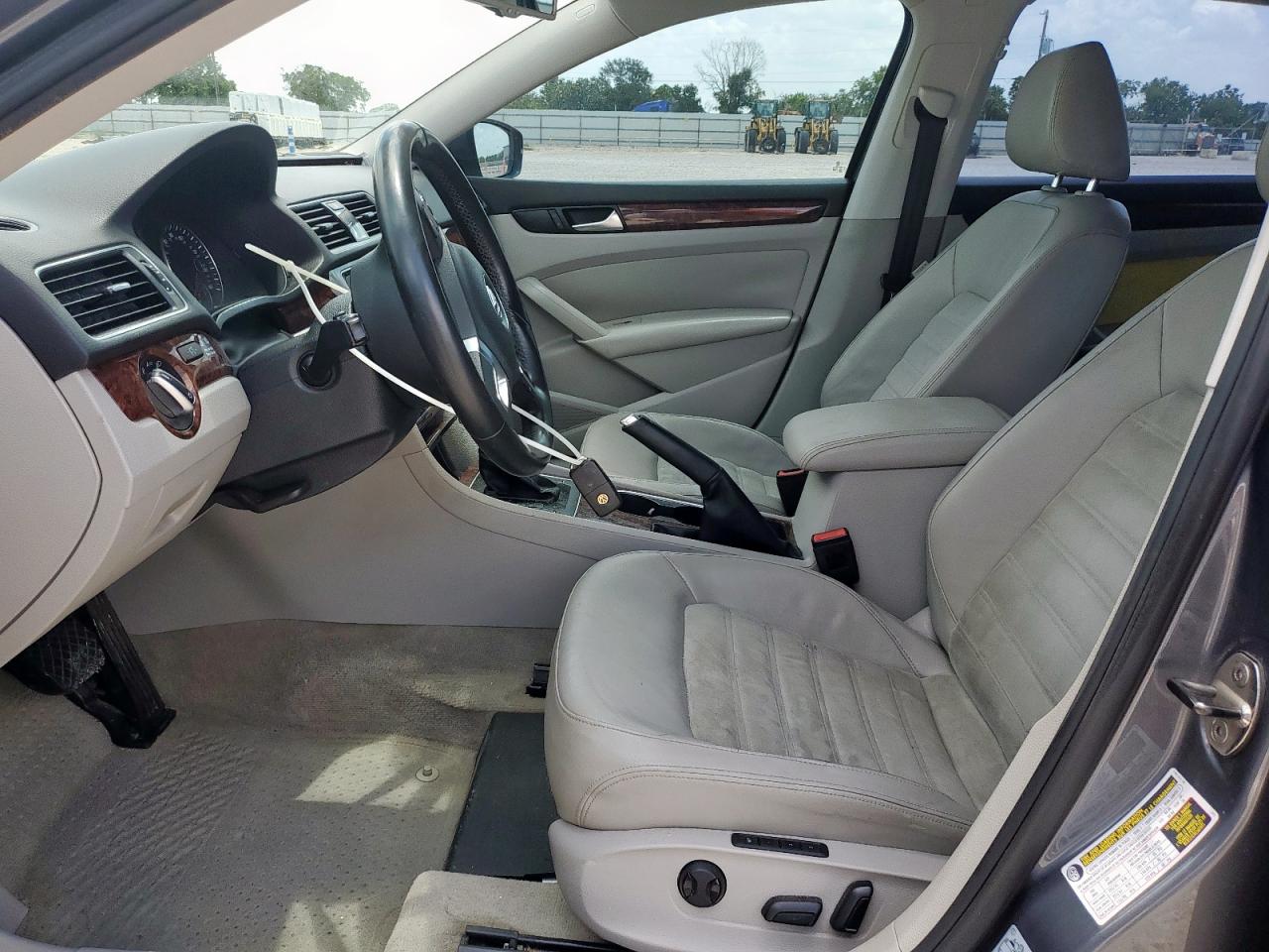 2013 Volkswagen Passat Sel VIN: 1VWCN7A33DC051607 Lot: 61618475