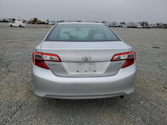 Sedans TOYOTA CAMRY 2014 Srebrny