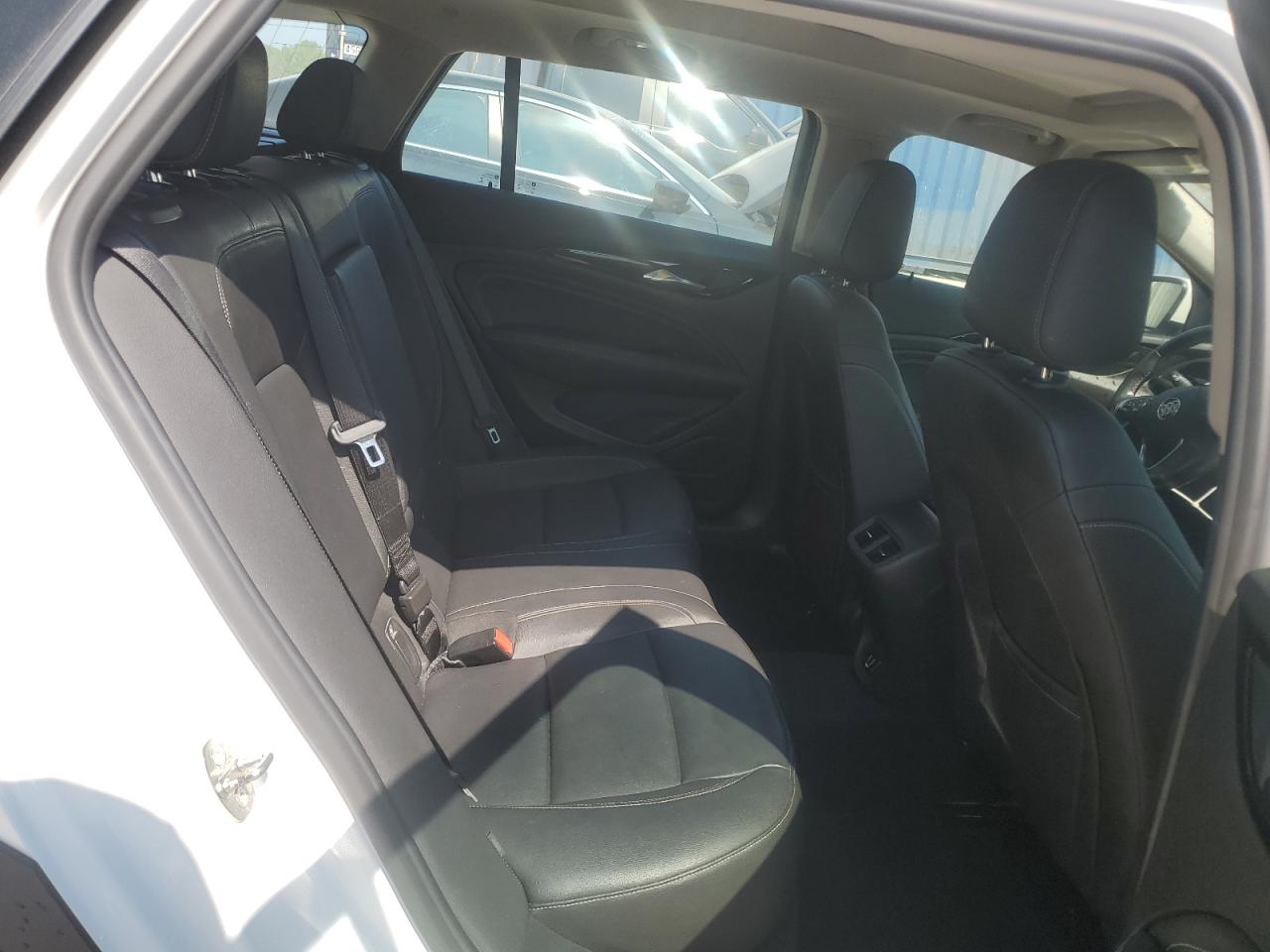 2018 Buick Regal Tourx Essence VIN: W04GV8SX5J1112307 Lot: 59946395