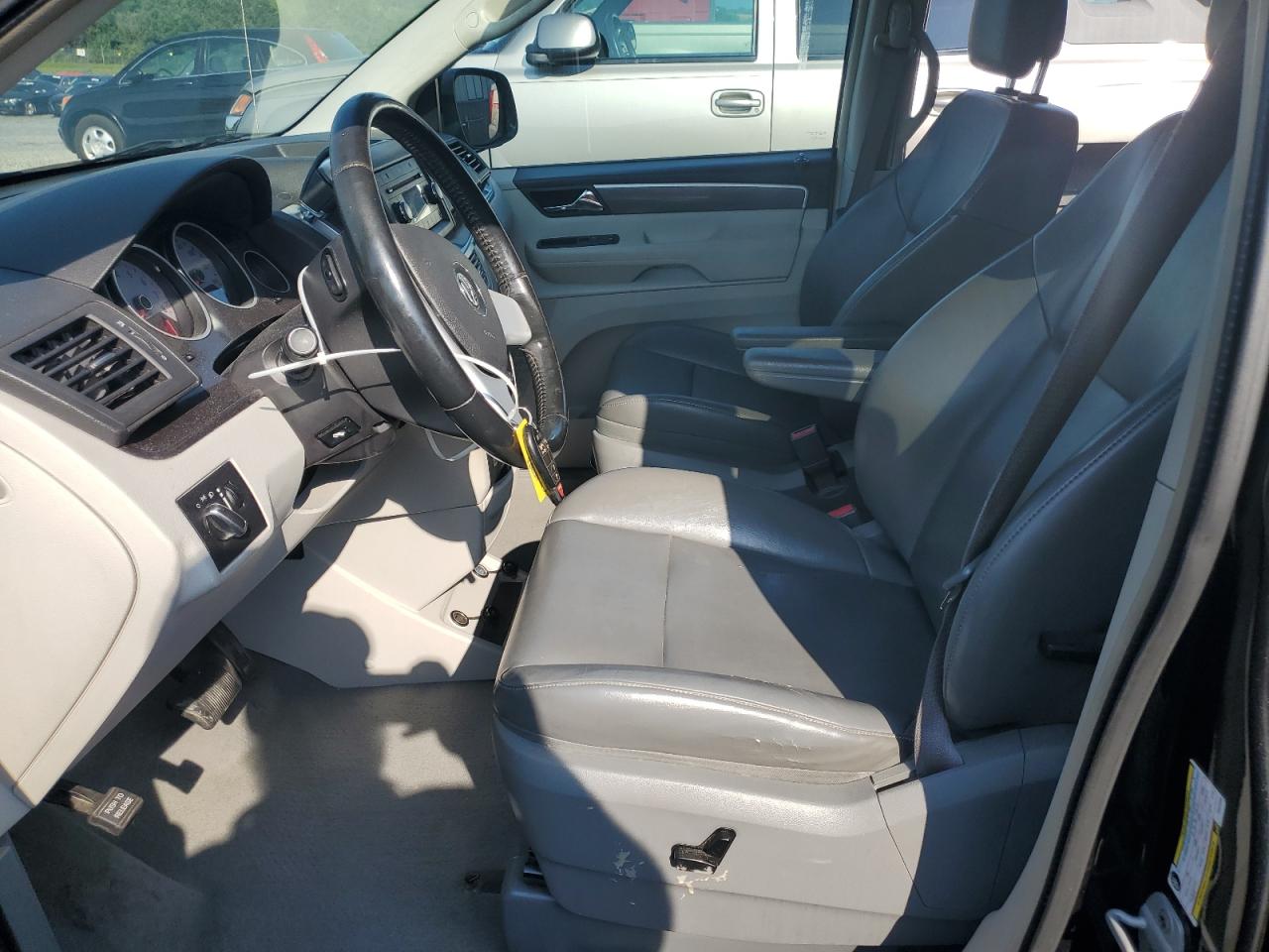 2010 Volkswagen Routan Se VIN: 2V4RW3D16AR424399 Lot: 62552585
