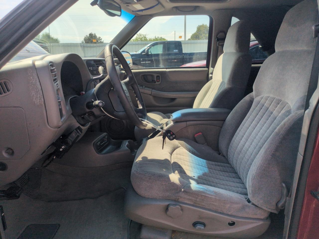 1998 Chevrolet Blazer VIN: 1GNCT18W5WK236585 Lot: 62900435