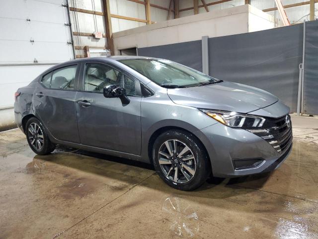  NISSAN VERSA 2024 Szary