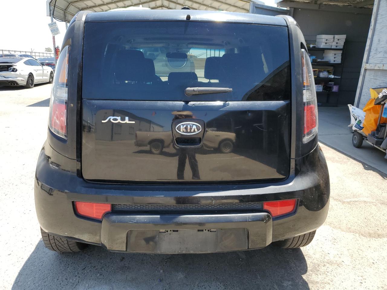 2011 Kia Soul + VIN: KNDJT2A22B7736701 Lot: 62611105