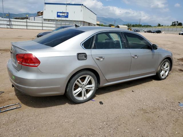 Седаны VOLKSWAGEN PASSAT 2013 Серебристый