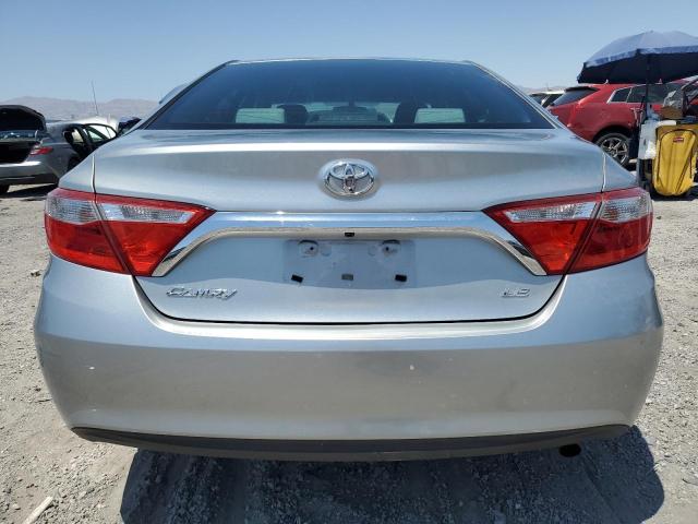 Sedans TOYOTA CAMRY 2016 Srebrny