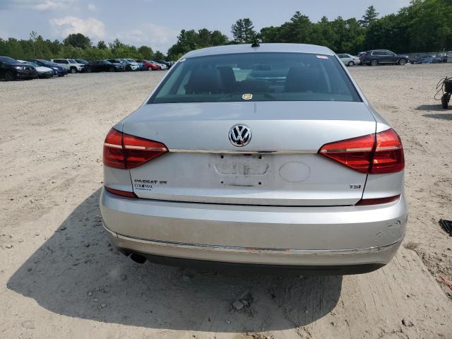 Седани VOLKSWAGEN PASSAT 2016 Сріблястий