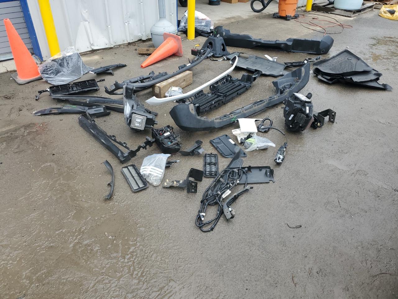 2022 Ford Bronco Base VIN: 1FMDE5BH8NLB86889 Lot: 60898845