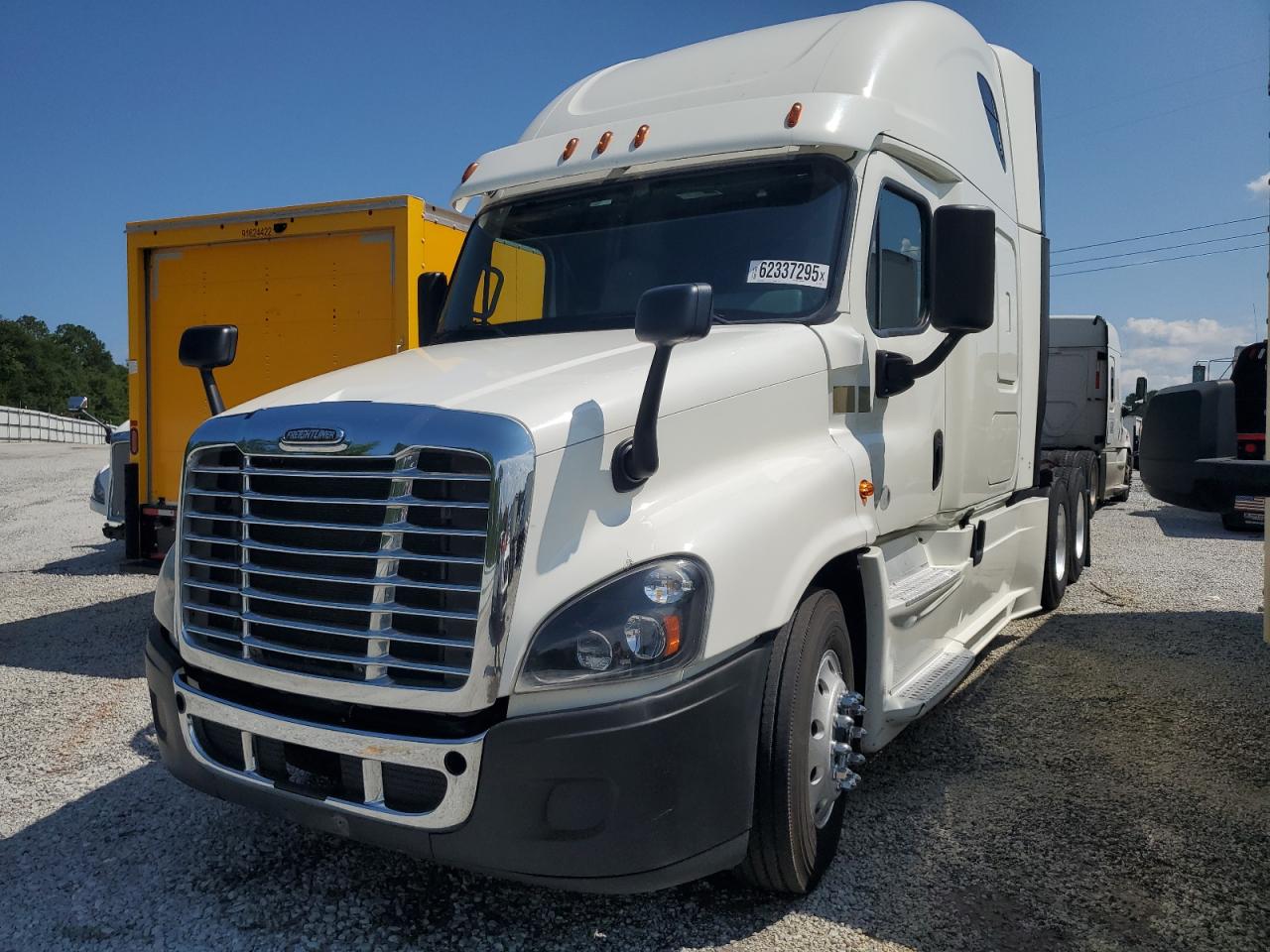 FREIGHTLINER ALL OTHER 2015 VIN 1FUJGLD50FLGL3544 photo 2
