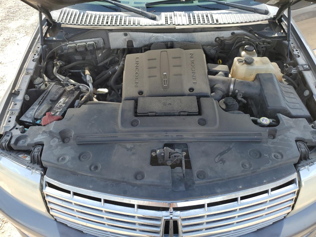 2010 Lincoln Navigator VIN: 5LMJJ2J58AEJ04949 Lot: 62190445