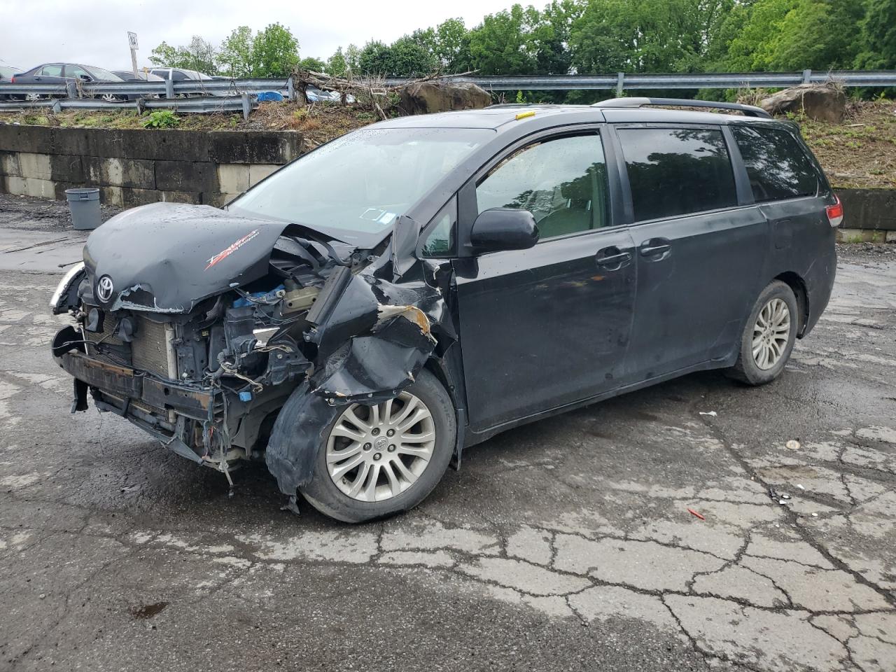 2014 Toyota Sienna Xle na sprzedaż w Marlboro, NY - Front End