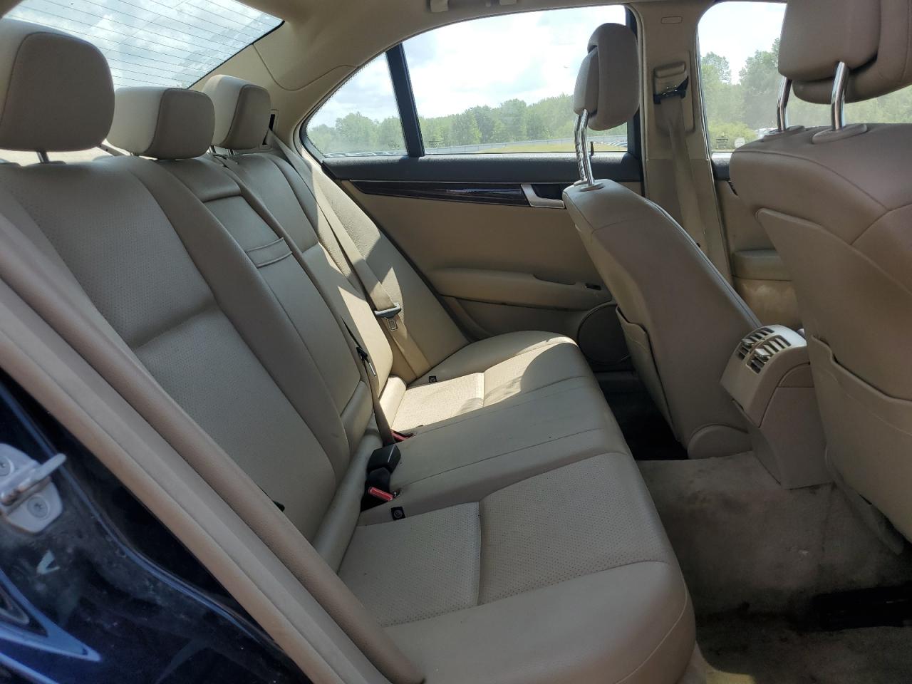MERCEDES-BENZ C-CLASS 2012 VIN WDDGF8BB7CR230330 photo 10
