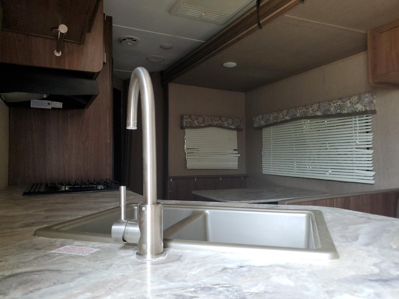 COLEMAN L859 2017 VIN 4YDT26322HH936395 photo 6