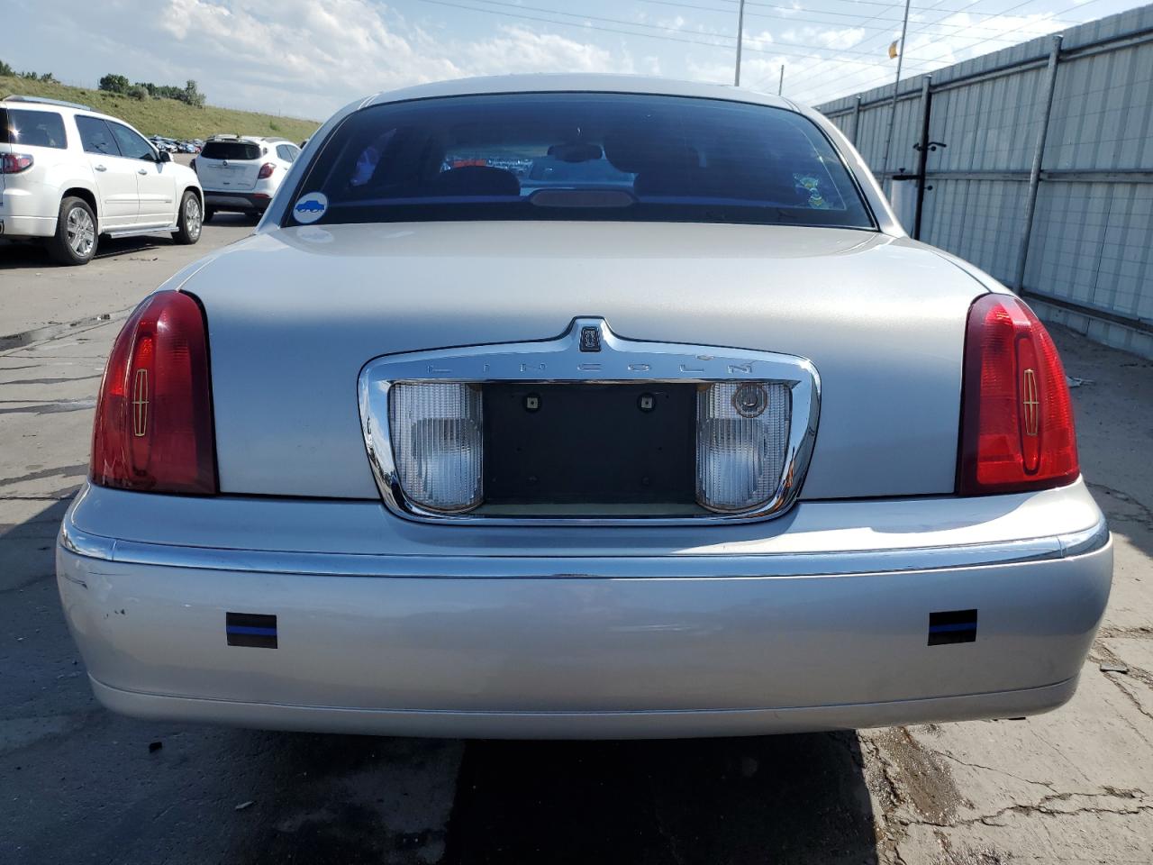 2001 Lincoln Town Car Cartier VIN: 1LNHM83W81Y657911 Lot: 62165335
