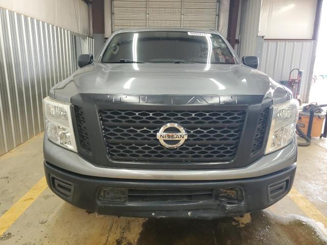 Pickups NISSAN TITAN 2016 Srebrny