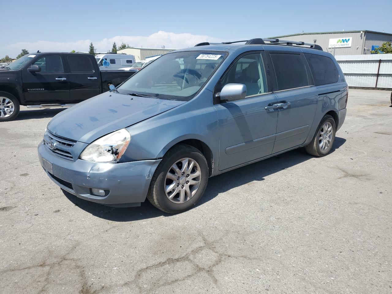 2008 Kia Sedona Ex للبيع في Bakersfield، CA - Front End