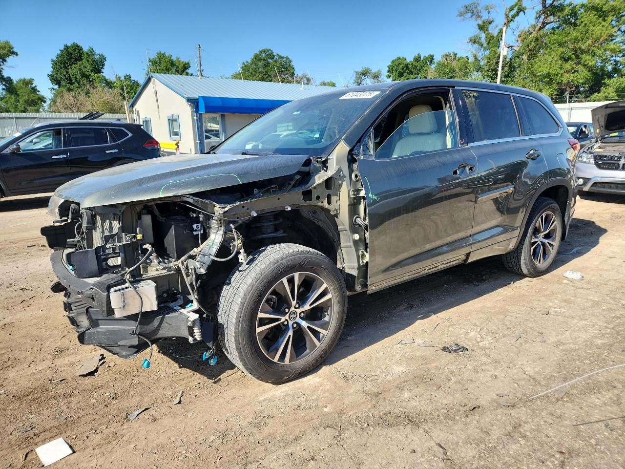 2017 Toyota Highlander Le for Sale in Wichita, KS - Front End