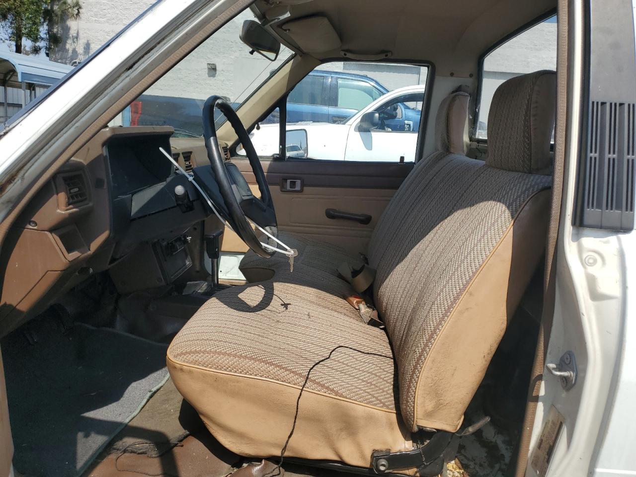 1984 Toyota Pickup 1/2 Ton Rn55 Dlx VIN: JT4RN55D4E5017587 Lot: 59298605