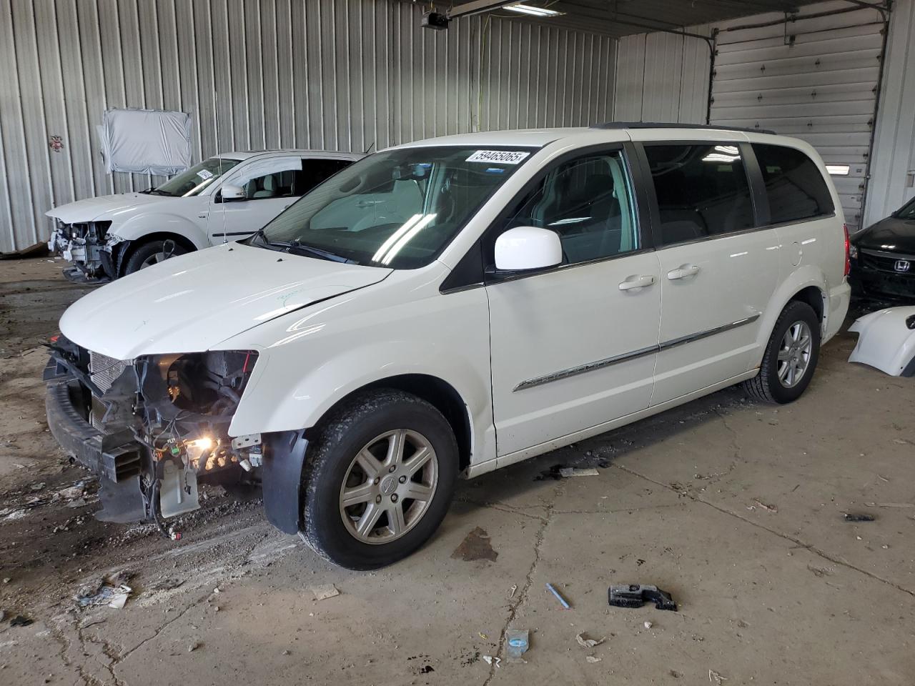 2011 Chrysler Town & Country Touring продається в Franklin, WI - Front End